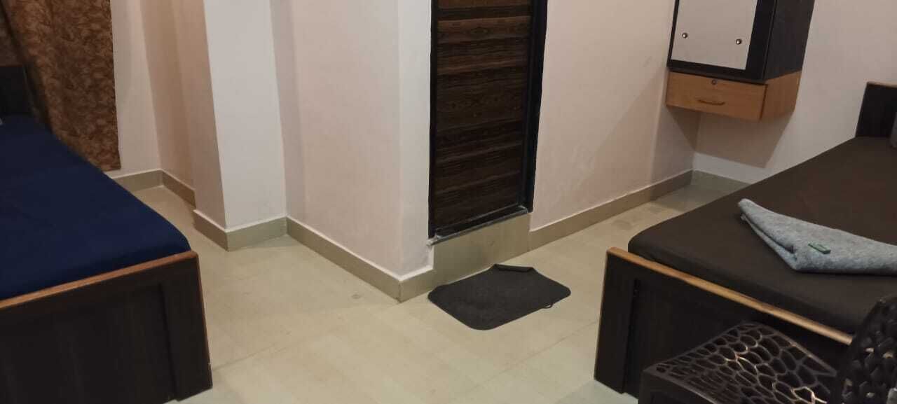Una habitación pequeña y funcional con cama, escritorio y armario.