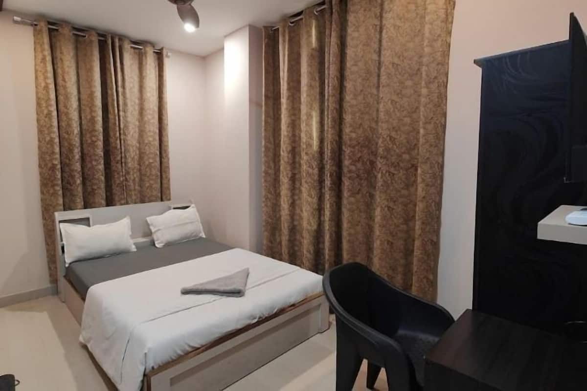 Espacio para trabajar con laptop y ropa de cama