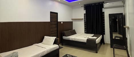Espacio para trabajar con laptop y ropa de cama