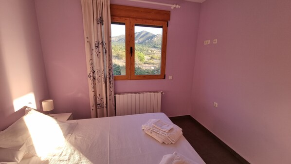 1 habitación, tabla de planchar con plancha, wifi y ropa de cama 