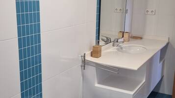 Douche, sèche-cheveux, bidet, serviettes fournies