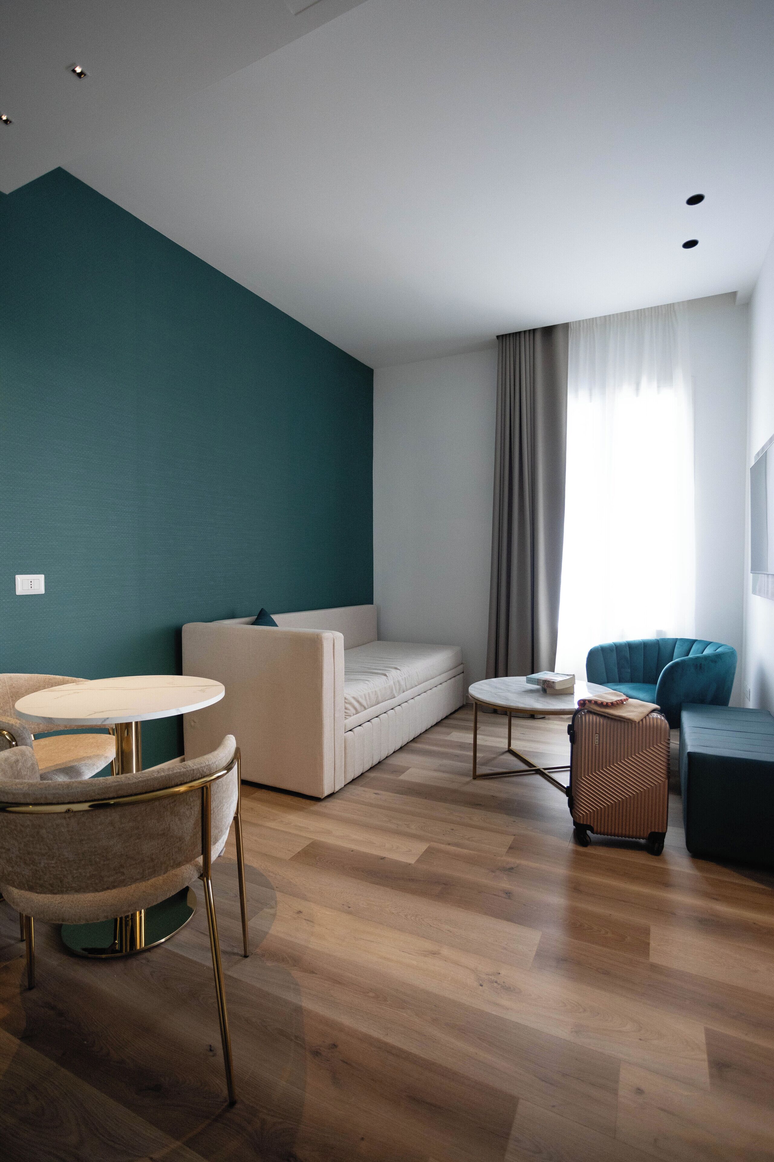 Zimmersafe, individuell eingerichtet, laptopgeeigneter Arbeitsplatz