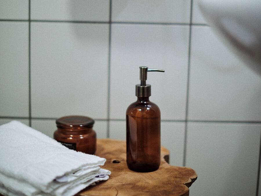 Design tweepersoonskamer, 1 queensize bed, uitzicht op zee | Badkamer | Een douche, milieuvriendelijke toiletartikelen, zeep, shampoo