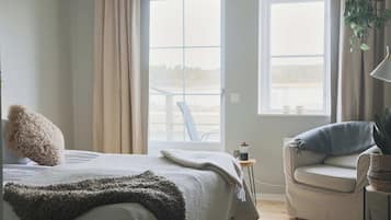 Design Double Room, 1 Queen Bed, Breakfast Included | 2 bedrooms, individually decorated, individually furnished