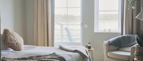 Designdubbelrum, 1 queensize-säng, frukost ingår | 2 sovrum, individuell inredning, unika möbler och mörkläggningsgardiner