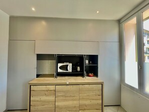 Fridge, microwave, oven, stovetop - Apartment Monaco Beach Grimaldi Forum (Beausoleil (06240))