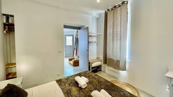 Een strijkplank/strijkijzer, gratis wifi, beddengoed