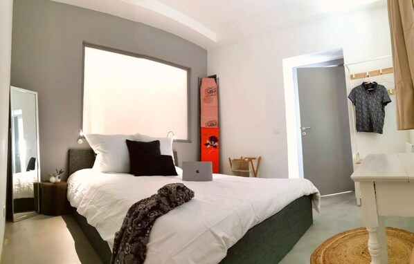 Iron/ironing board, free WiFi, bed sheets