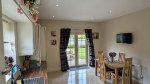 Fridge, microwave, oven, stovetop - Plantation Drive - Home from home (Limavady)