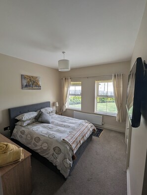 2 quartos, ferros/tábuas de passar roupa, Wi-Fi de cortesia