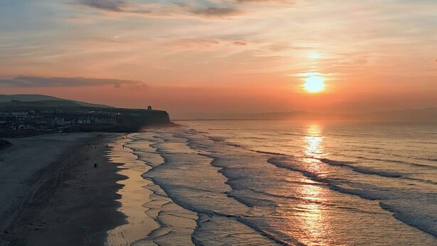 A beach with waves and a sunset. - Plantation Drive - Home from home (Limavady)