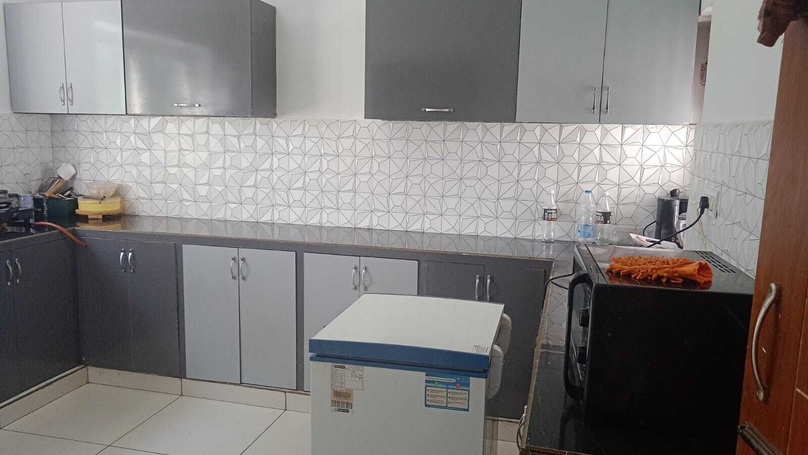 Frigorífico, microondas, horno y cafetera o tetera