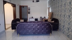 32-英寸纯平电视（配备数码频道）、壁炉、书