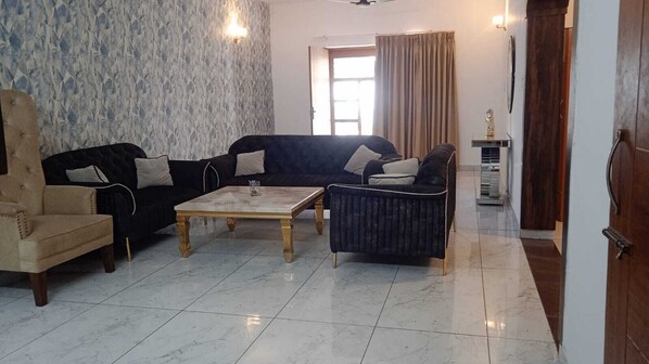 Télévision à écran plat de 32 pouces avec chaînes numériques, cheminée