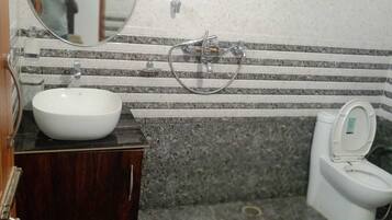 Villa – deluxe | Bad | Dusj, hårføner, badekåper og håndklær