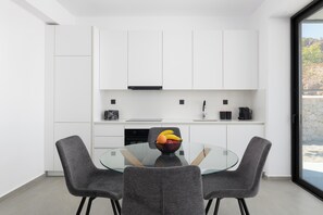 Un four, surface de cuisson, lave-vaisselle, cafetière-théière