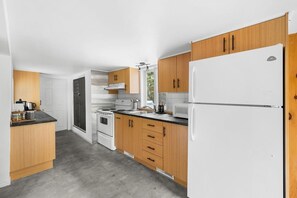 ثلاجة، ميكروويف، موقد طهي مسطح، ماك�ينة لصنع القهوة/الشاي