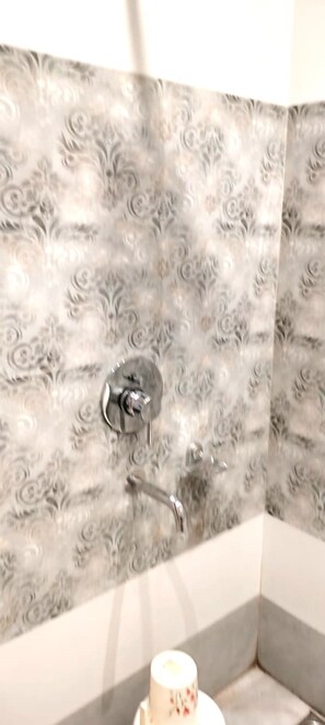 Super Deluxe Room With City View | Salle de bain | Articles de toilette gratuits, savon, shampoing, papier toilette