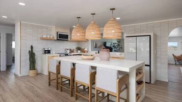 Kjøleskap, mikrobølgeovn, ovn og kokeplater