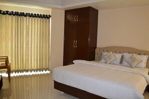 Habitación triple Deluxe, balcón, vistas al mar | Escritorio y wifi gratis