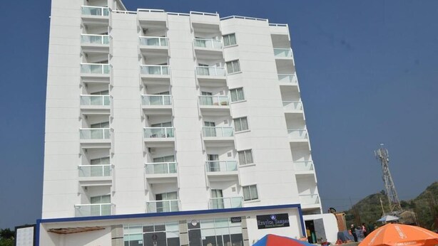 Un hotel de varios pisos con balcones y un letrero que dice 'Exotic Spa'.