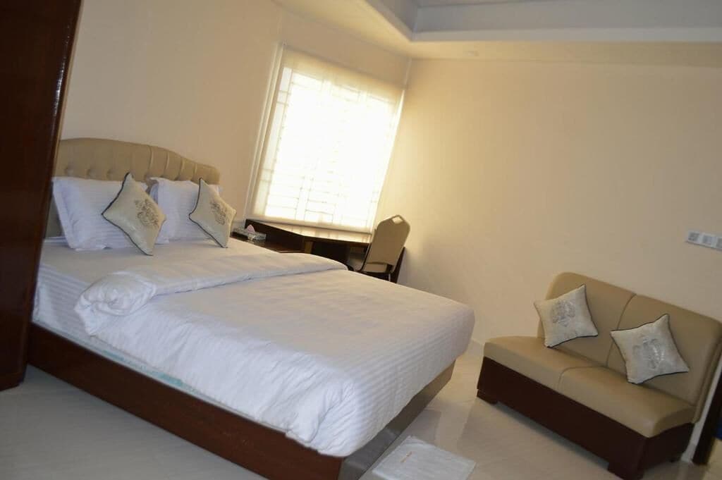 Tremannsrom – deluxe, balkong, sjøutsikt | Skrivebord og wi-fi (inkludert)