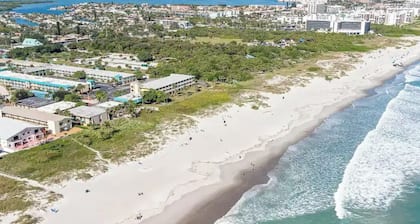 Oceanfront in Cocoa Beach - cute and cozy condo!
