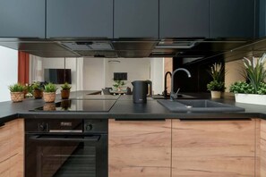Fridge, oven, stovetop, dishwasher