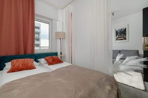 Iron/ironing board, WiFi, bed sheets