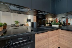 Fridge, oven, stovetop, dishwasher