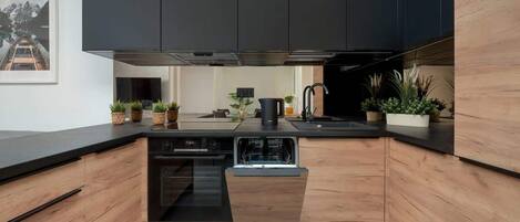 Frigorifero, forno, piano cottura, lavastoviglie