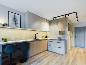 Fridge, oven, stovetop, dishwasher