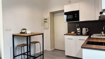 Fridge, microwave, coffee/tea maker, toaster