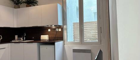 Kühlschrank, Mikrowelle, Wasserkocher mit Kaffee-/Teezubehör, Toaster