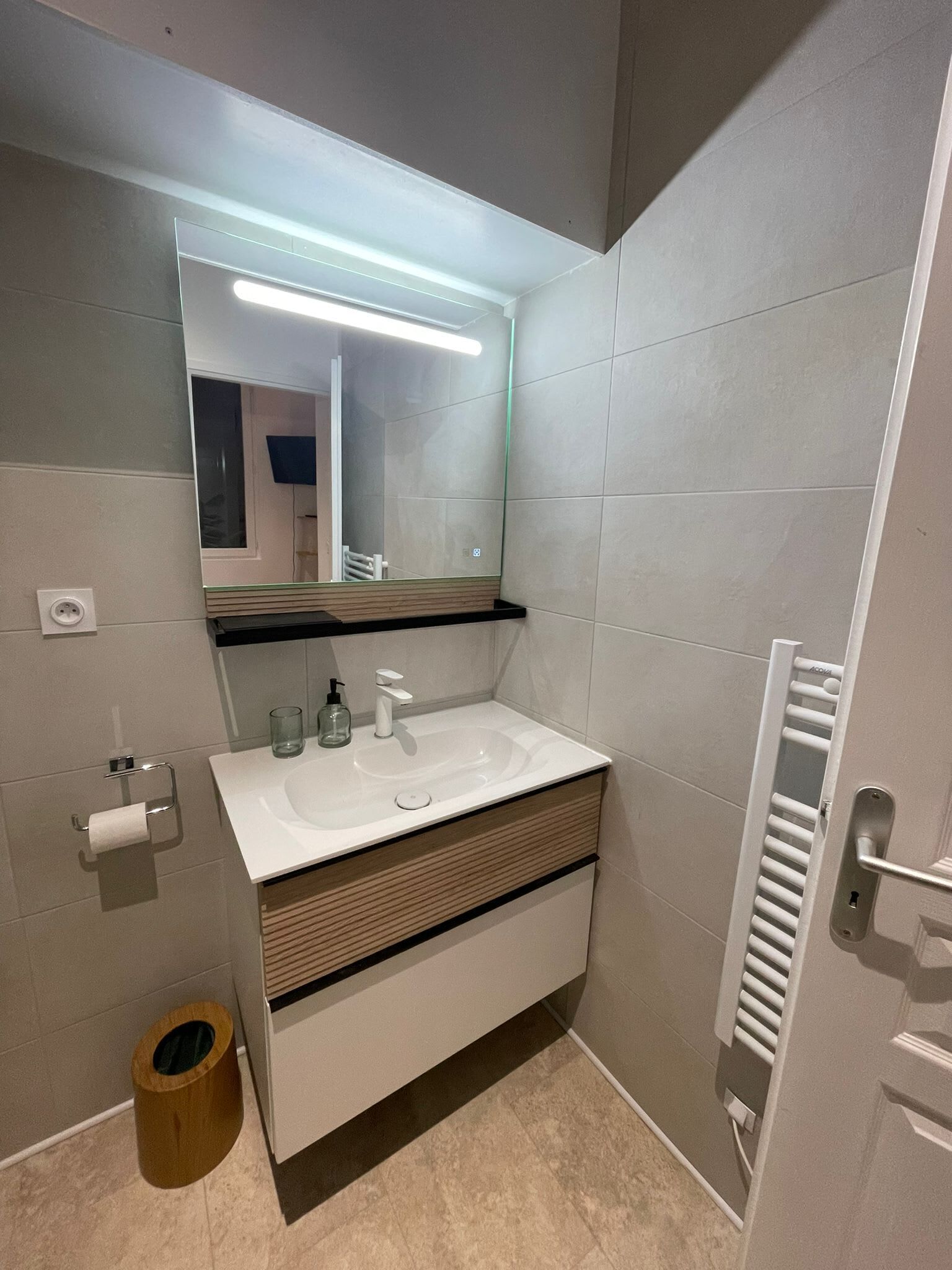 Dusj, hårføner og håndklær