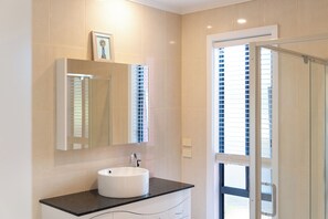 Douche, serviettes fournies