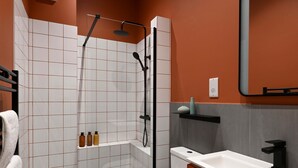 Ein modernes Badezimmer mit Dusche, Toilette und Waschbecken.