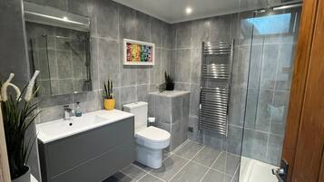 Huis | Badkamer | Een douche, een haardroger, handdoeken