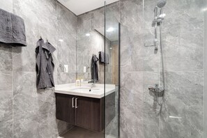 Deluxe Apartment, Balcony, City View | Bathroom | Shower, free toiletries, hair dryer, towels - Waves - Cityscape Balcony Views and Cozy Comfort in Dubai (Dubai)