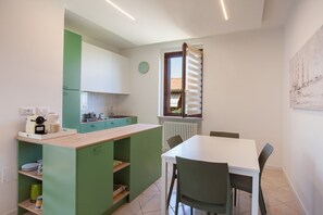 Réfrigérateur, four à micro-ondes, un four, cafetière-théière