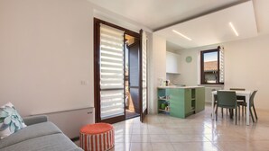 Un appartement moderne comprenant un salon, une cuisine et un espace repas.