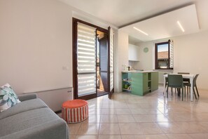 TV - Apartment Smeraldo with Pool (Lazise)