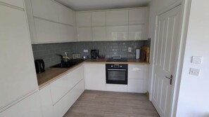 Coffee/tea maker, fridge, oven, stovetop - Large 3BD Duplex, 20Min to Airport (Dublin)