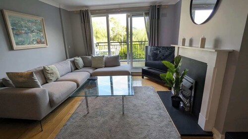 Large 3BD Duplex, 20Min to Airport