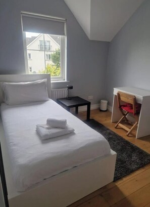 3 bedrooms, iron/ironing board, internet, bed sheets