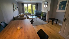 Televisie, een stereo en een kantoor
