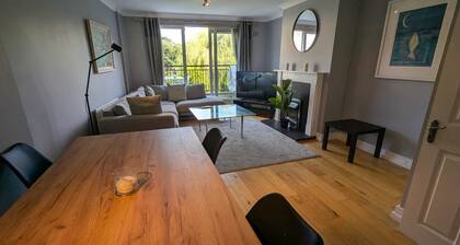 Large, Newly updated 3BD Duplex, 20Min to Airport