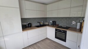 Coffee/tea maker, fridge, oven, stovetop - Large 3BD Duplex, 20Min to Airport (Dublin)