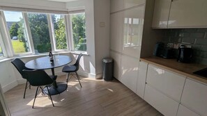 Dining - Large 3BD Duplex, 20Min to Airport (Dublin)