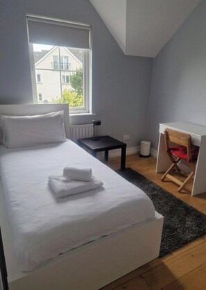 Room - Large 3BD Duplex, 20Min to Airport (Dublin)